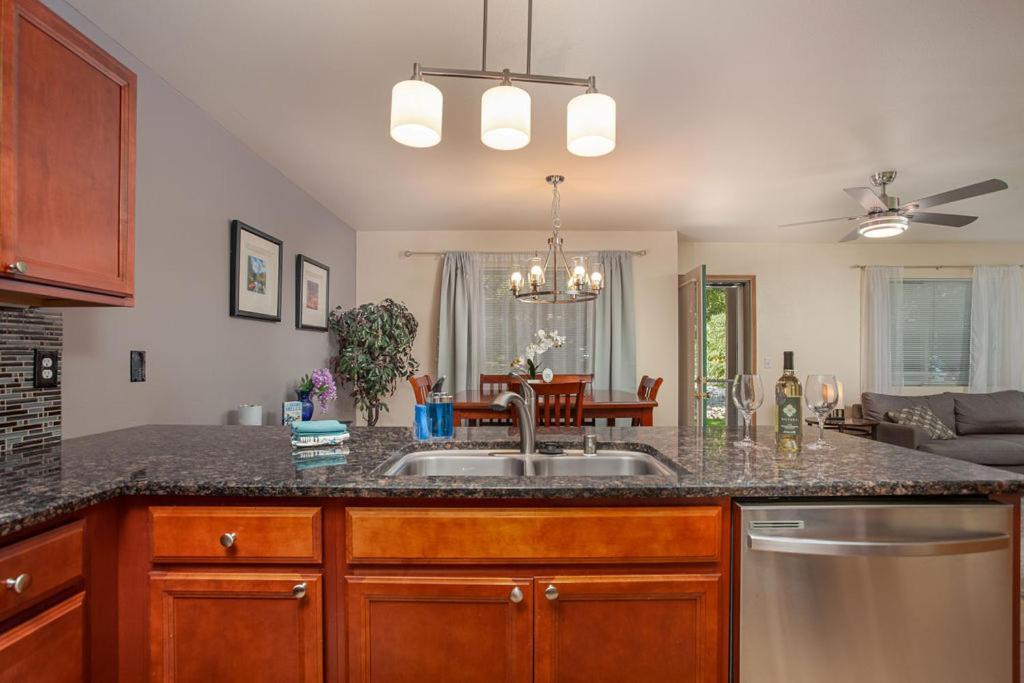Walk To Downtown Leavenworth * Sleeps 6 + Pets * Ground Level Gem! Apartment Exterior photo