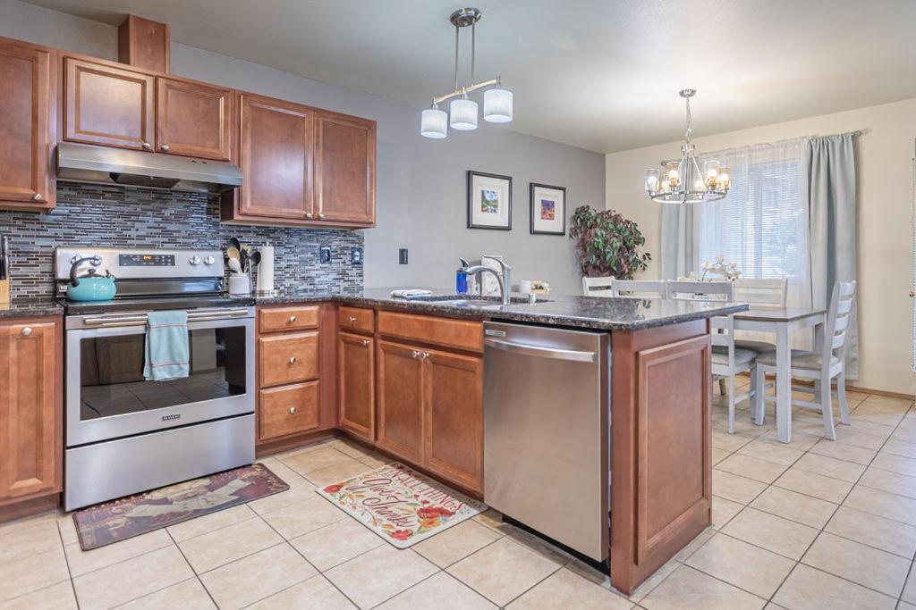 Walk To Downtown Leavenworth * Sleeps 6 + Pets * Ground Level Gem! Apartment Exterior photo