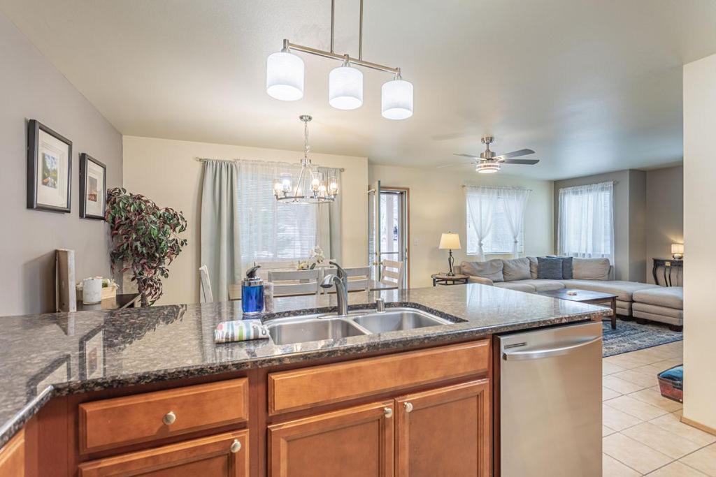 Walk To Downtown Leavenworth * Sleeps 6 + Pets * Ground Level Gem! Apartment Exterior photo